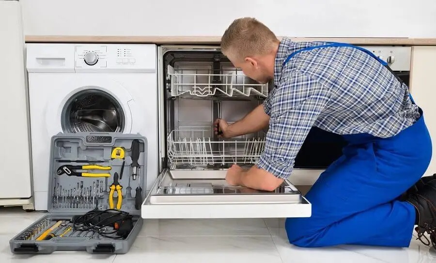 Bakırköy Whirlpool servisi teknisyen ekibi beyaz eşya tamiri yaparken